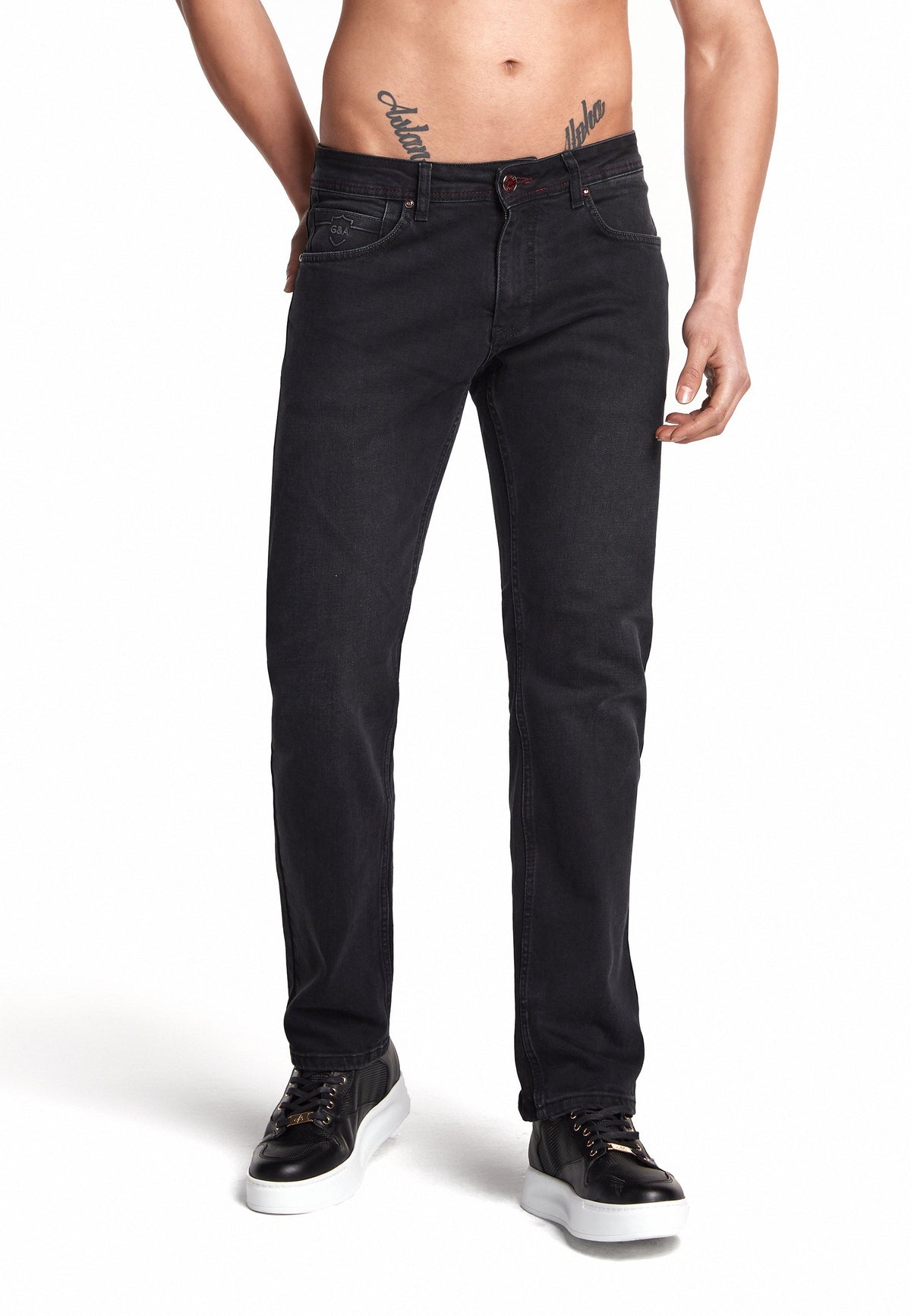 Jeans kombiniert mit eleganten Loafern, passend für Business- und Freizeitlook.