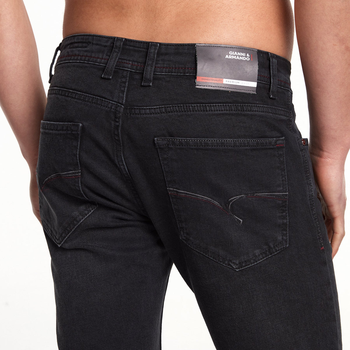 Modell in der Jeans, das den entspannten Komfort und die moderne Passform demonstriert.
