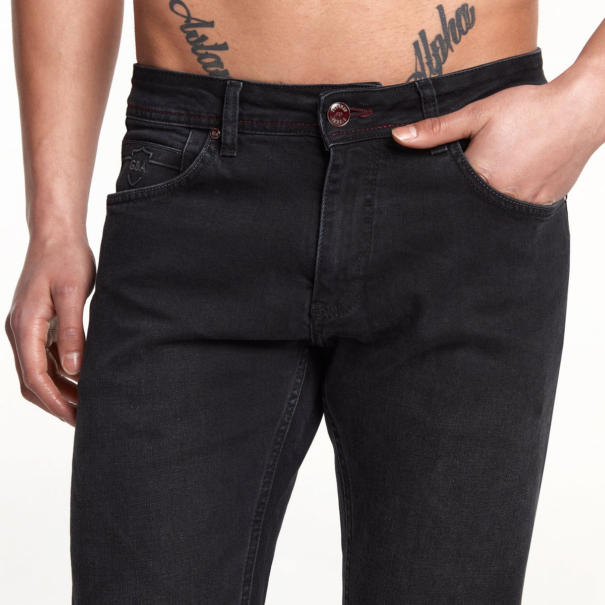 Detailaufnahme der fünf Taschen, die Funktionalität und Stil der Jeans hervorheben.
