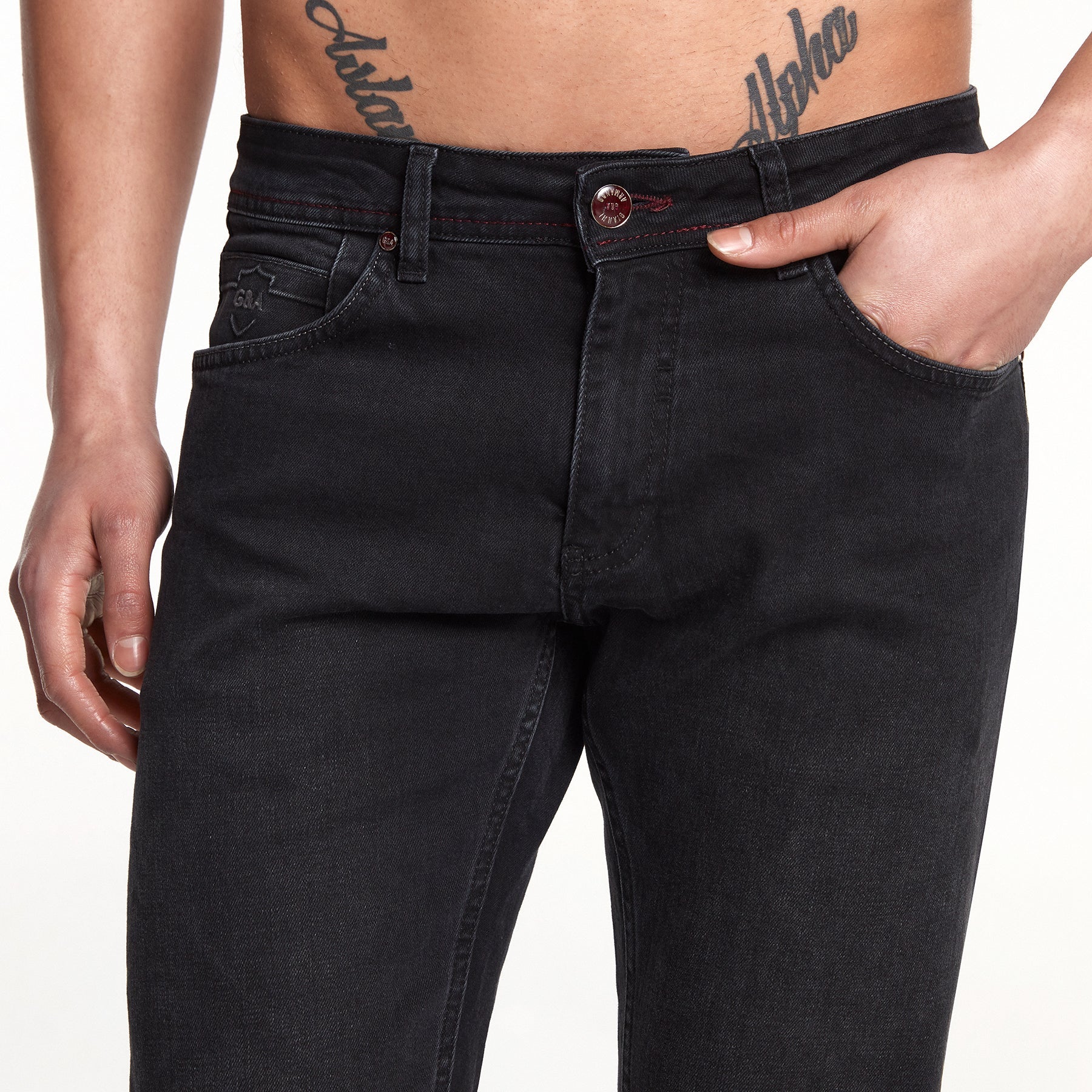 Detailaufnahme der fünf Taschen, die Funktionalität und Stil der Jeans hervorheben.
