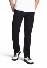 Nahaufnahme des Denim-Stoffes, zeigt hochwertige Textur und 78 % Baumwolle.