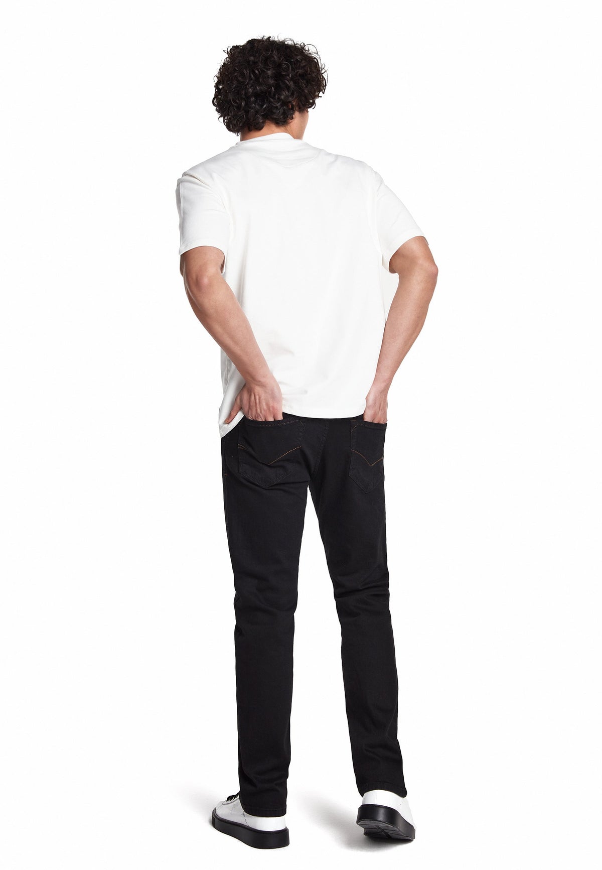 Detailaufnahme des Reißverschlusses an der Jeans, hochwertiges Finish.