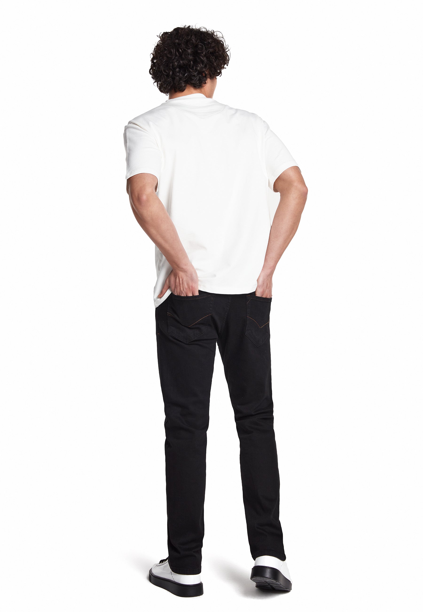 Detailaufnahme des Reißverschlusses an der Jeans, hochwertiges Finish.