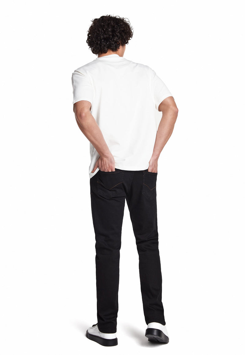 Detailaufnahme des Reißverschlusses an der Jeans, hochwertiges Finish.
