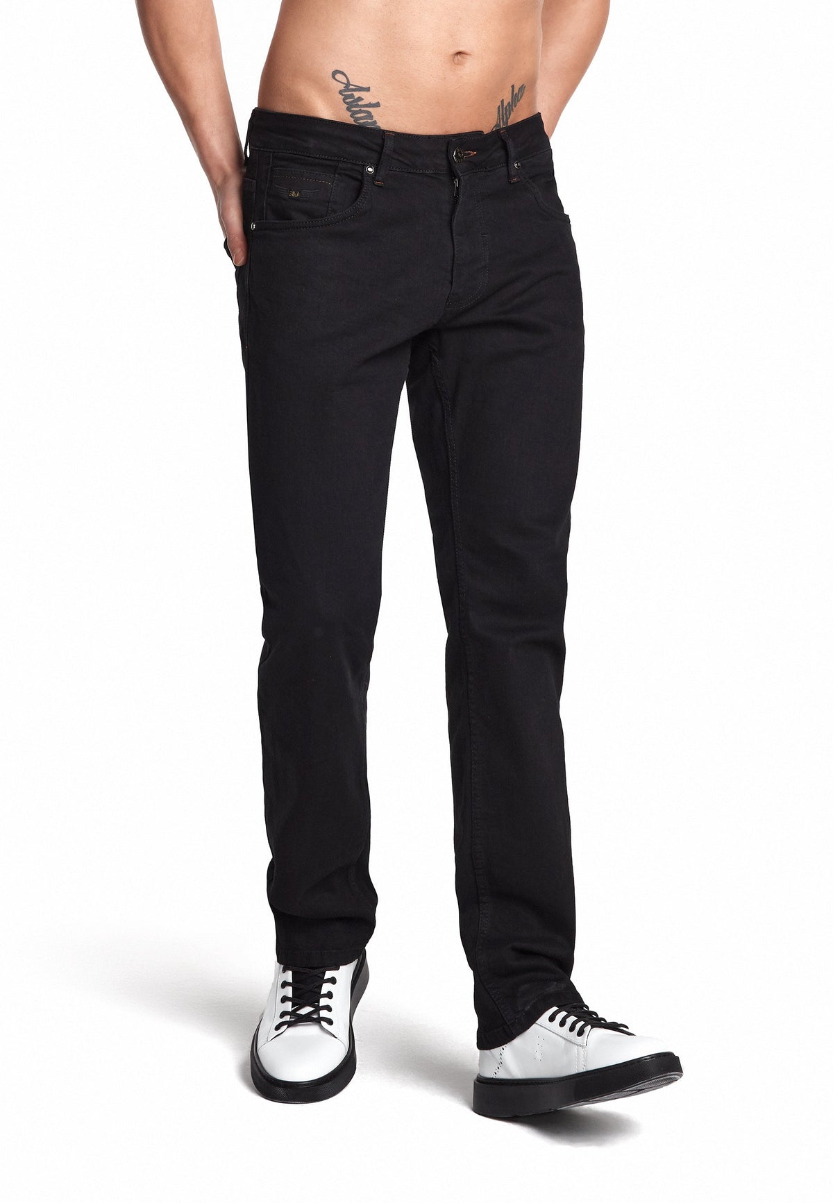 Nahaufnahme der Taschen, zeigt robuste Nähte und klassische 5-Pocket-Style.