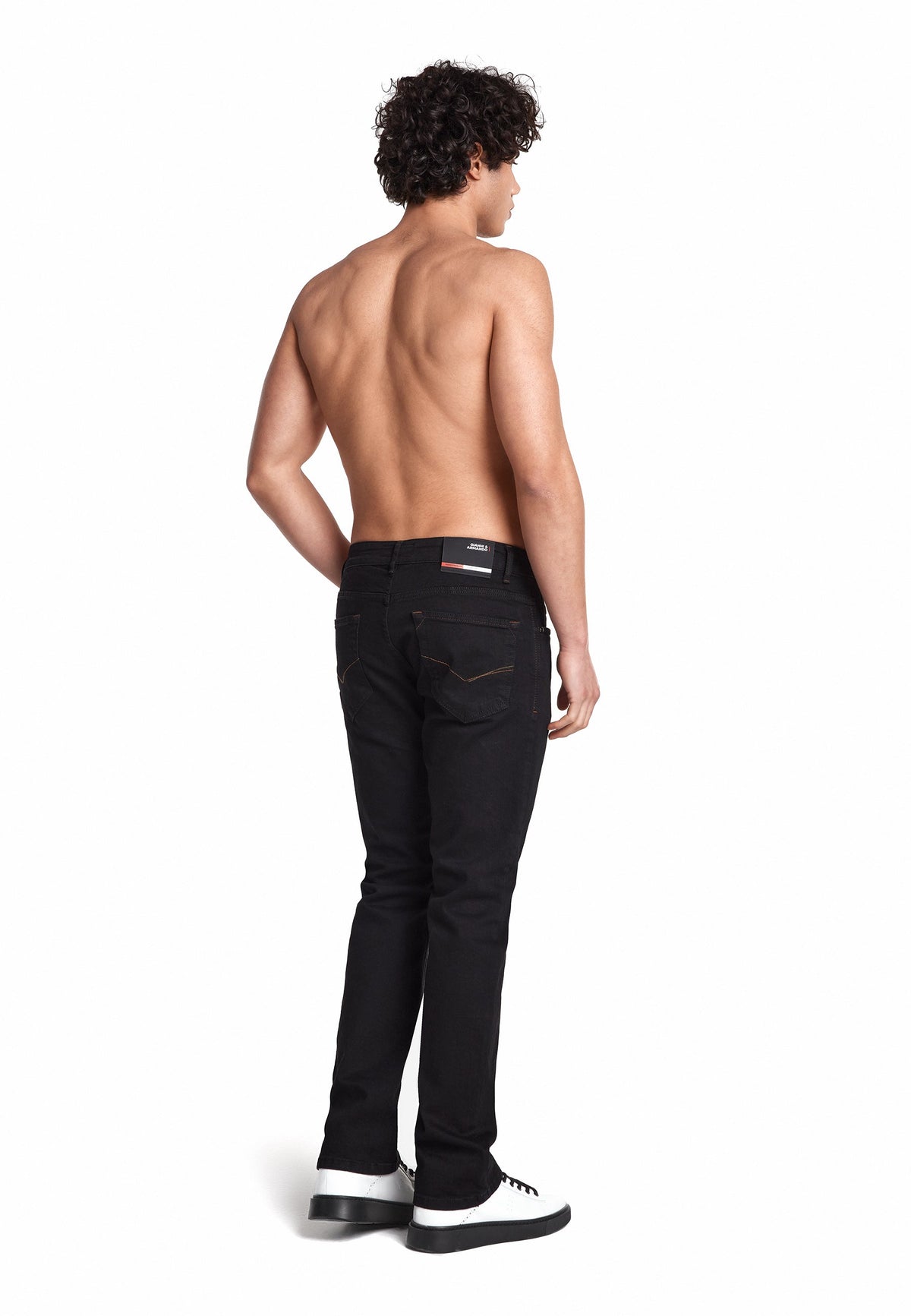 Jeans in urbaner Umgebung, betont Alltagstauglichkeit und stilvollen Look.