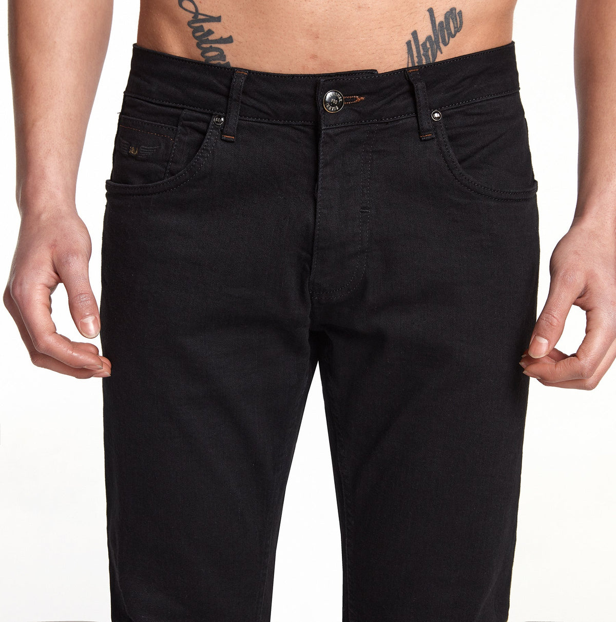 Modell trägt die schwarze Jeans, kombiniert mit klassischen Loafer-Schuhen.