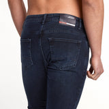 Rückansicht der Jeans, die 5‑Pocket‑Taschen und das dezente Logo zeigt