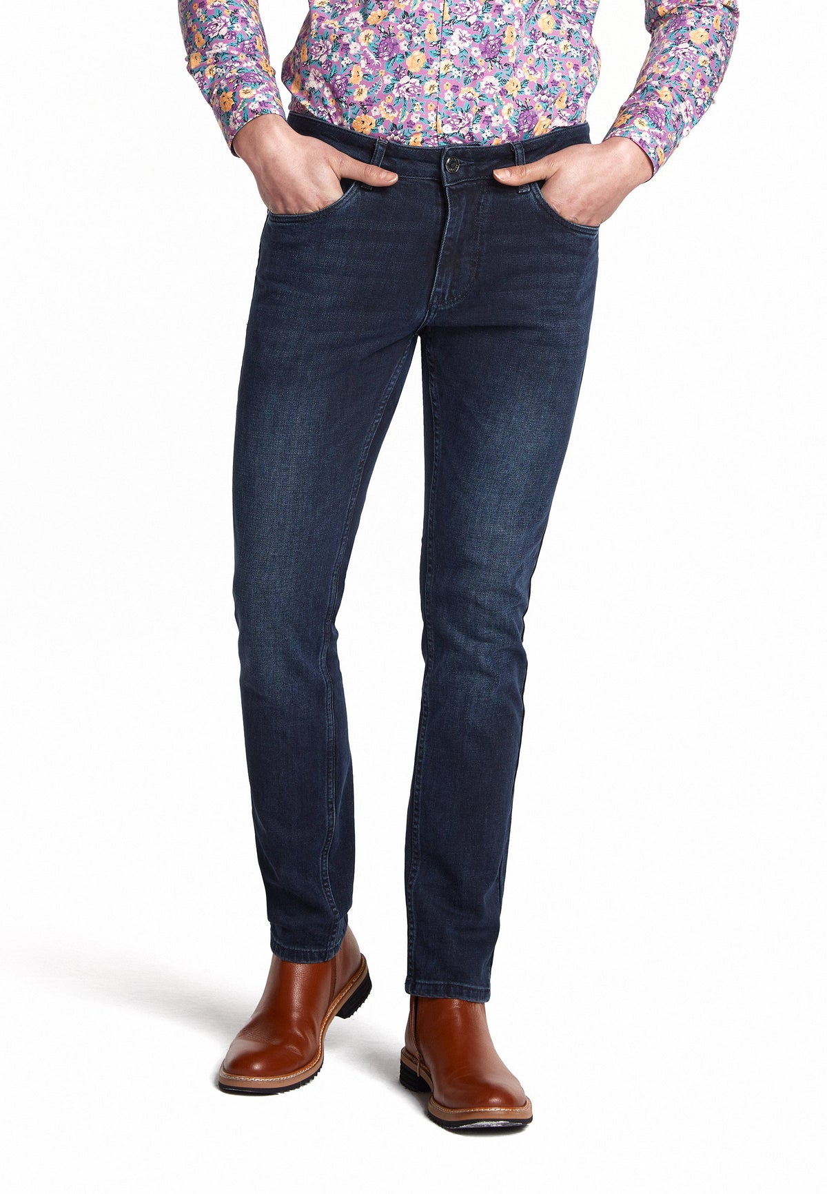 Vue de côté du jean avec coupe slim et taille élastique
