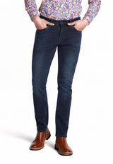 Seitenansicht der Jeans mit schmaler Passform und elastischem Bund