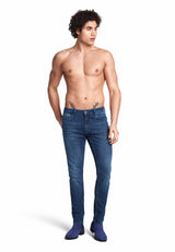 Detailaufnahme des robusten Reißverschlusses an der Jeans.