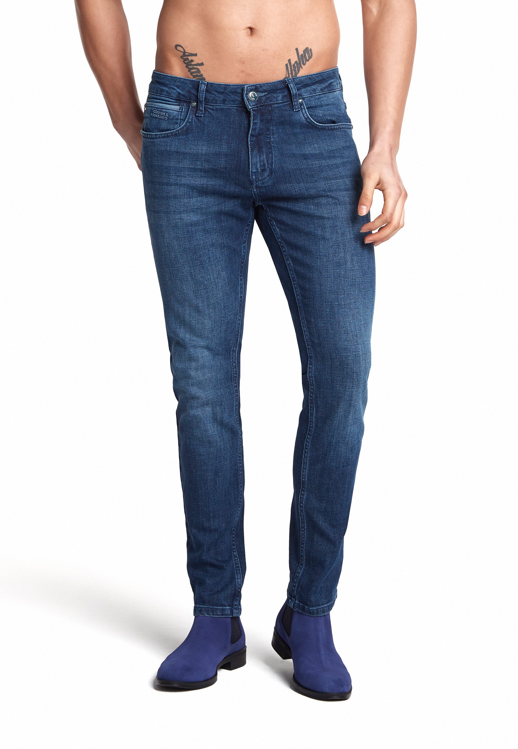 Rückansicht der Jeans mit markanter 5-Pocket-Details und Reißverschluss.