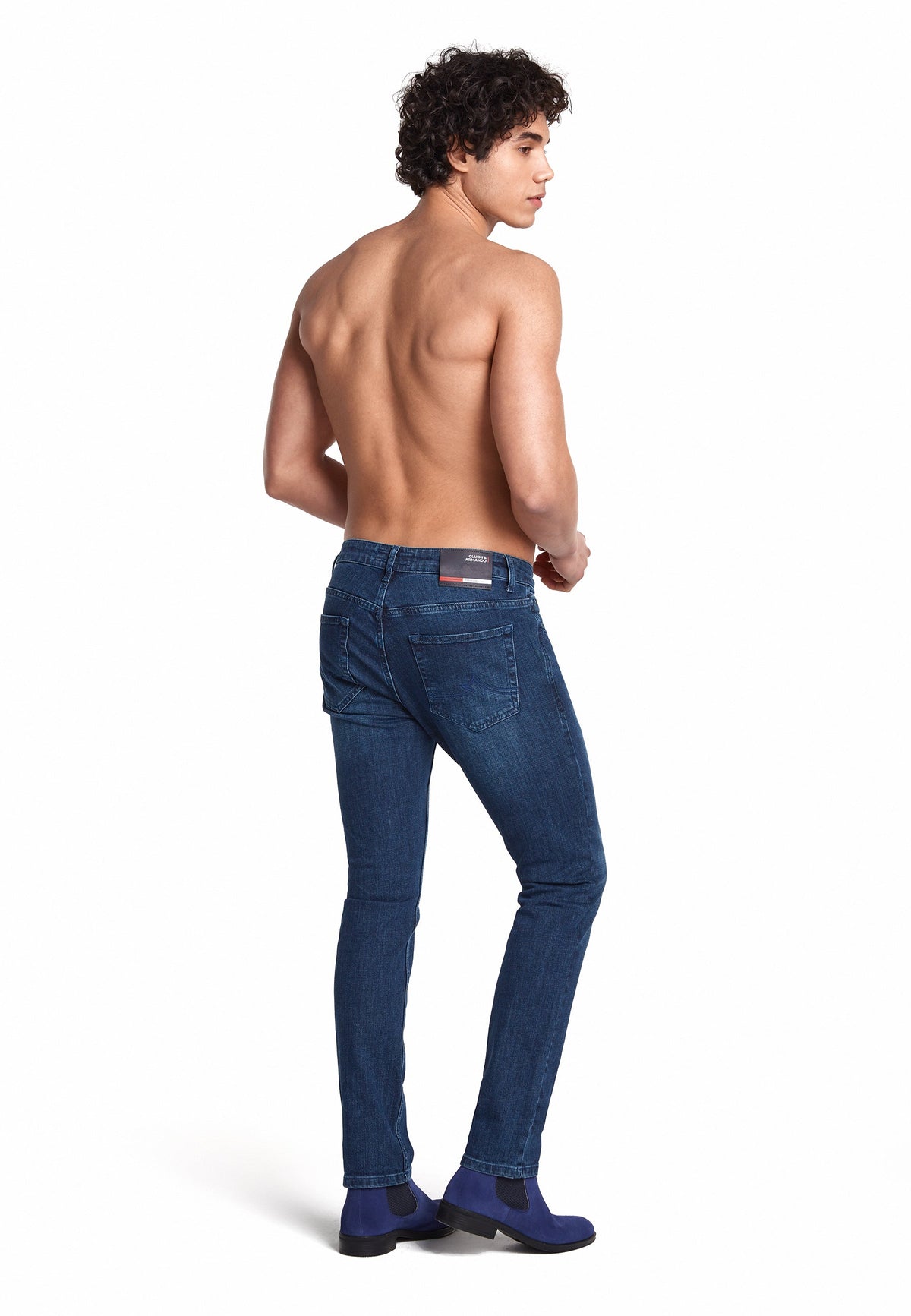 Homme portant le jean avec des baskets classiques, une combinaison stylée.