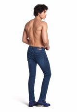 Herren trägt Jeans mit klassischen Turnschuhen, stilvoller Kombination.