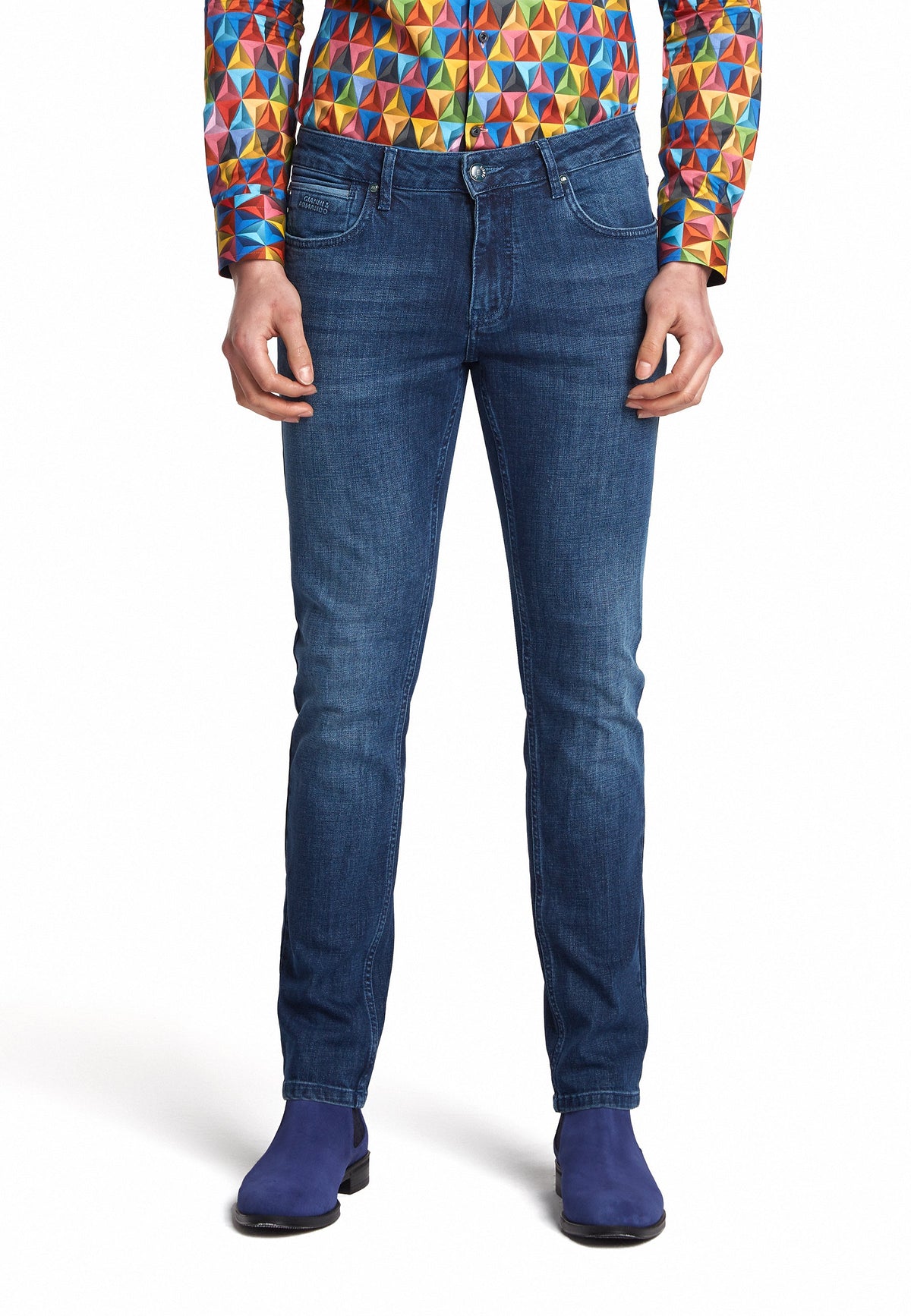 Le mannequin porte le jean dans un décor urbain, associé à des baskets blanches.