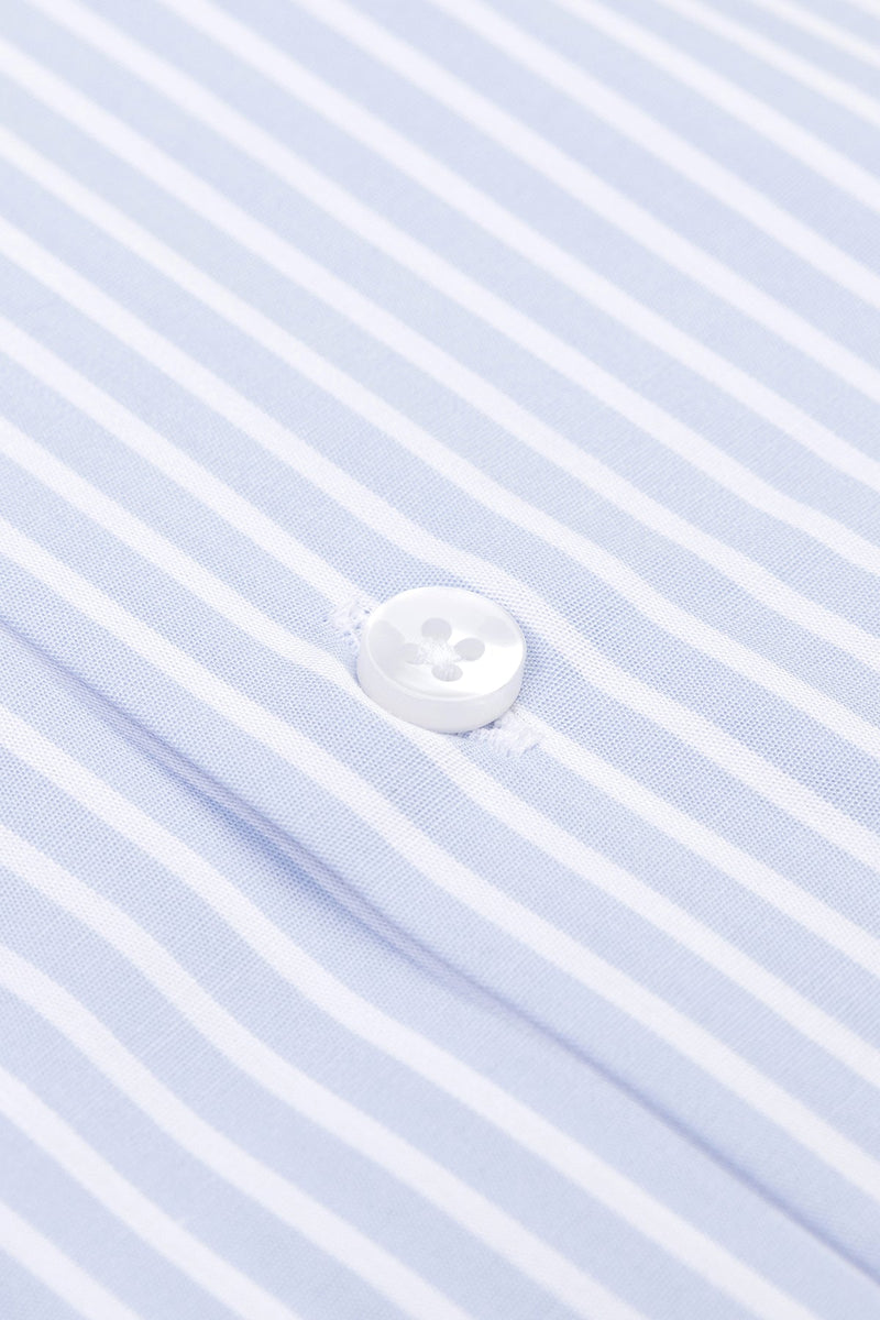 Rückansicht des Slim Fit Businesshemds mit klarer Nähstruktur