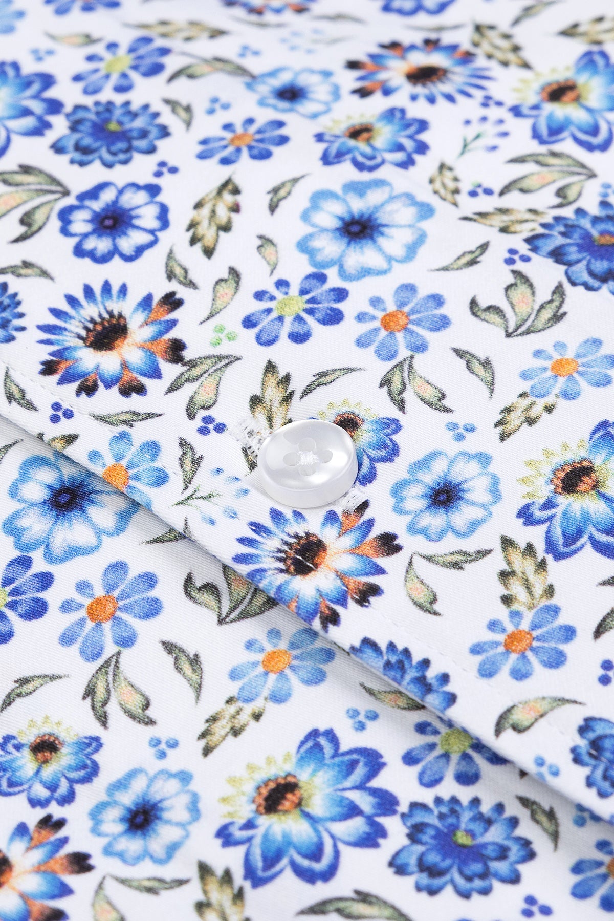 Close-up of the intricate floral pattern on the Herrenhemd, showcasing vibrant colors and fine satin texture.
