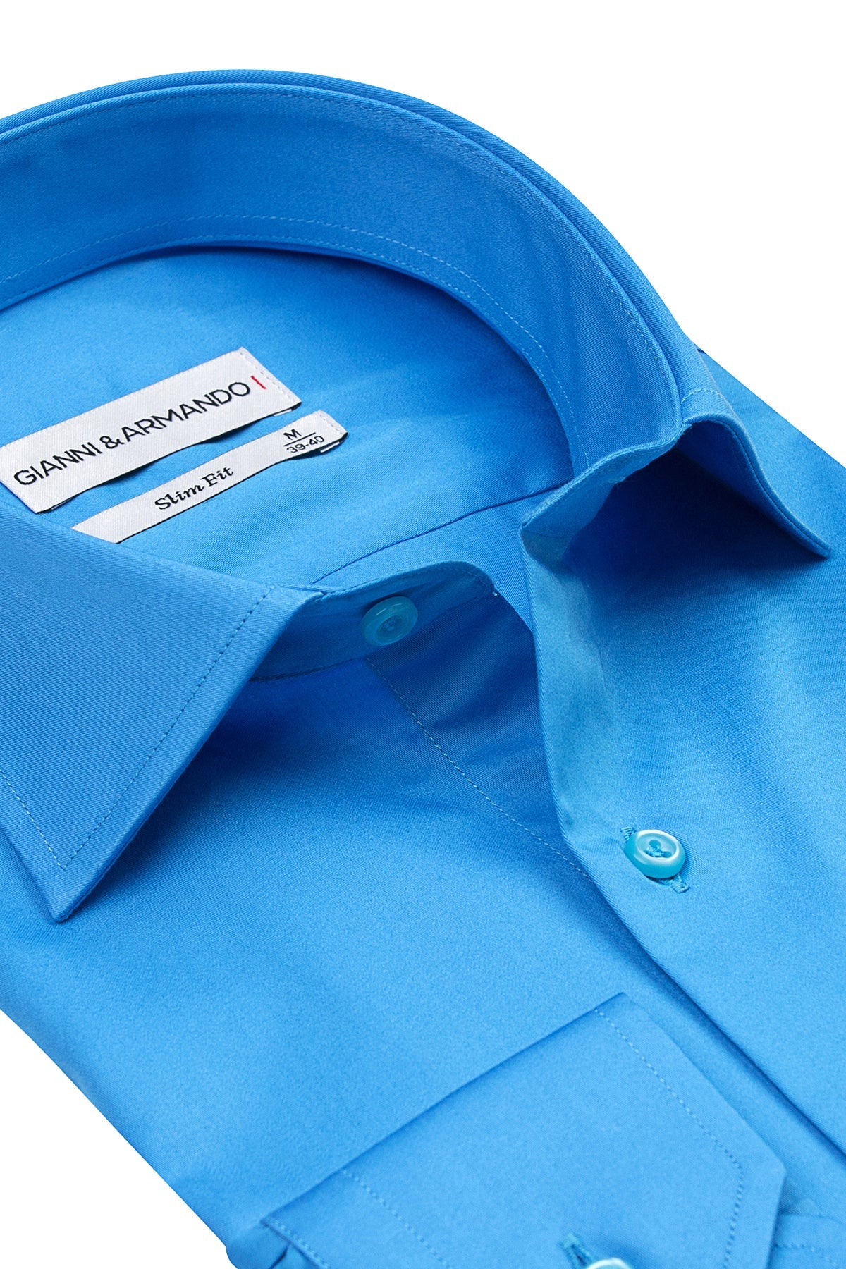 Seitliche Ansicht des Slim Fit Hemdes mit Kent-Kragen und Button-Down-Verschluss