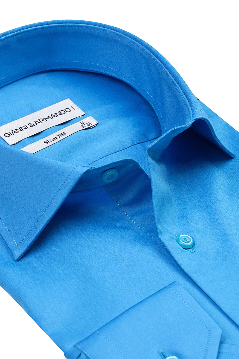 Seitliche Ansicht des Slim Fit Hemdes mit Kent-Kragen und Button-Down-Verschluss