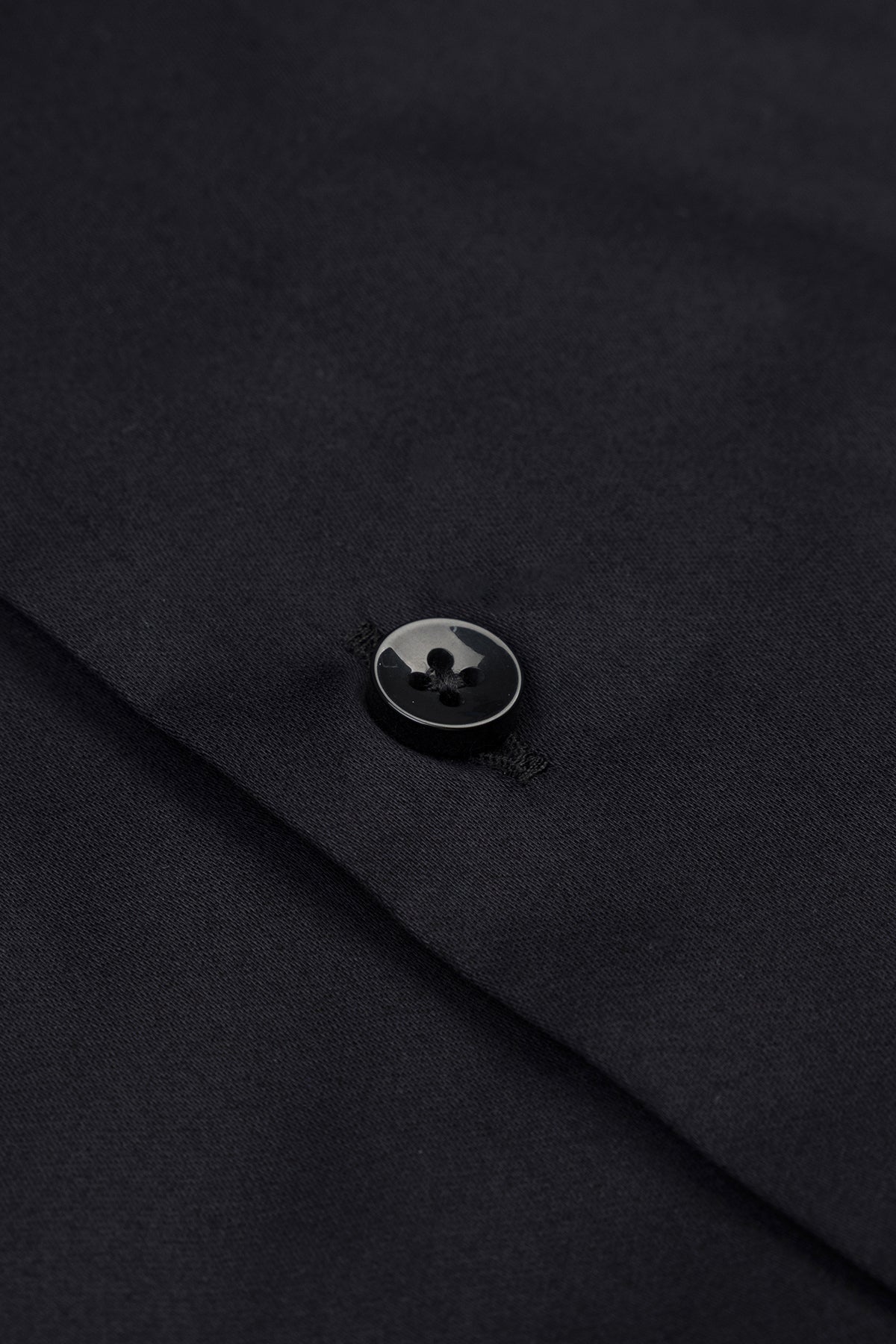 Nahaufnahme des satinierter Baumwollstoffs und des Kent‑Krages des Slim Fit Business Hemds