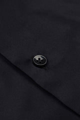 Nahaufnahme des satinierter Baumwollstoffs und des Kent‑Krages des Slim Fit Business Hemds