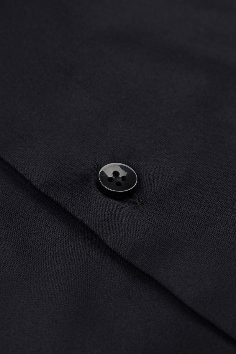 Nahaufnahme des satinierter Baumwollstoffs und des Kent‑Krages des Slim Fit Business Hemds