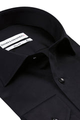 Seitliche Ansicht des Slim Fit Business Hemds in Schwarz, betont die schlanke Passform
