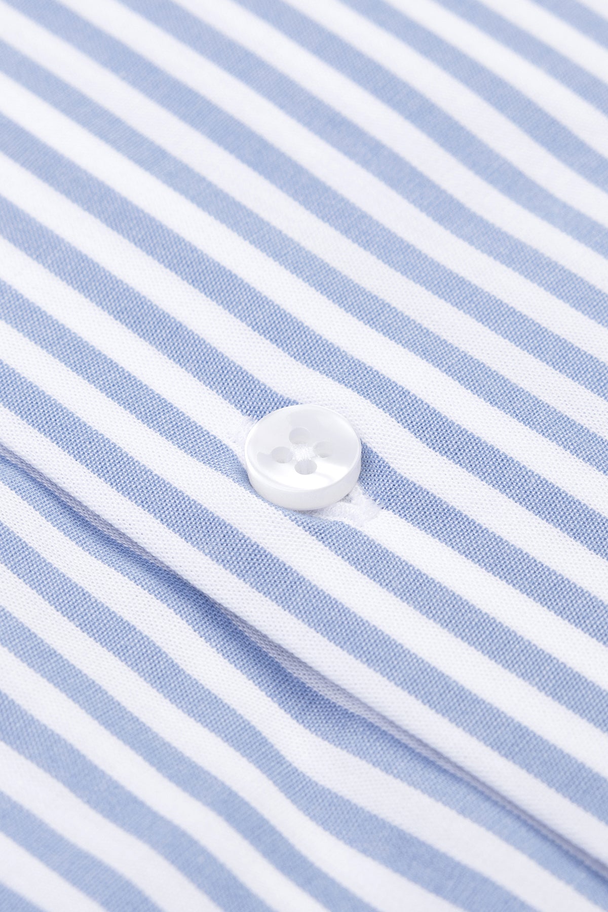 Vue de face de la chemise avec poignets mousquetaire et fermeture boutonnée