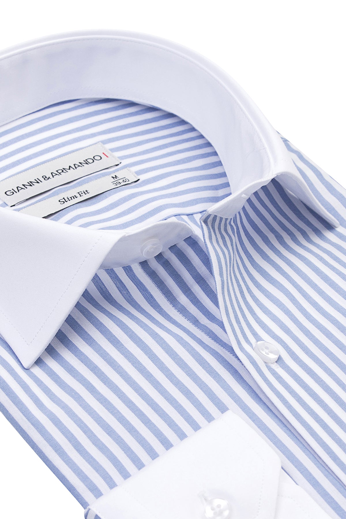Vue de côté de la chemise Slim Fit avec poignets mousquetaire apparents