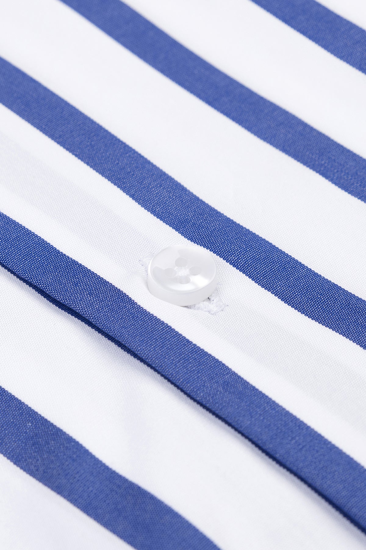 Vue arrière de la chemise Slim Fit, col Kent blanc et rayures bleues contrastantes