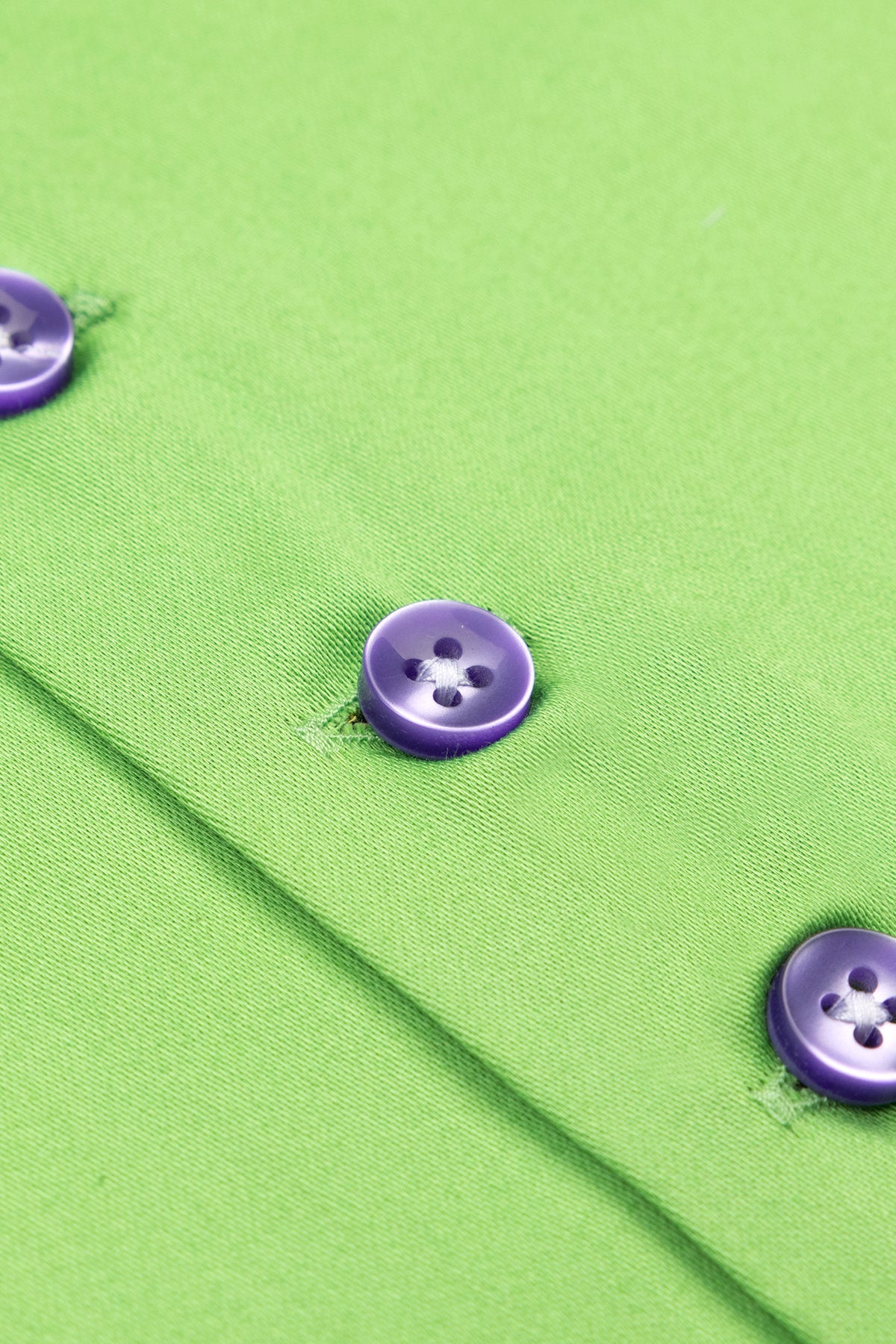 Gros plan sur la texture de coton satiné de la chemise décontractée Slim Fit