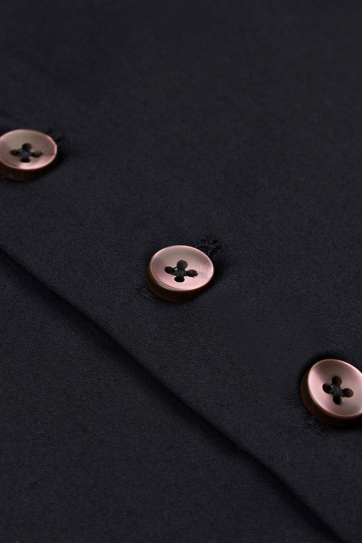 Mann trägt Slim Fit Freizeithemd in Schwarz bei Büroantritt