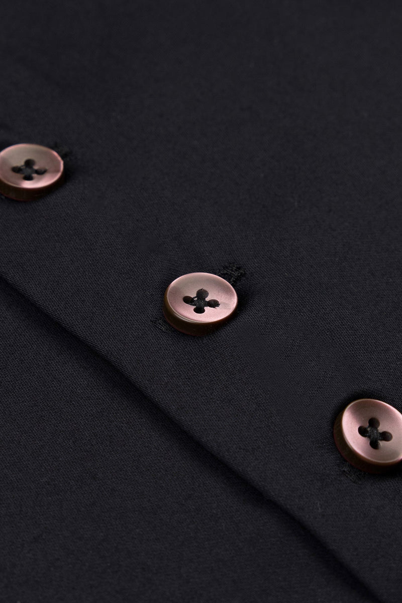 Mann trägt Slim Fit Freizeithemd in Schwarz bei Büroantritt