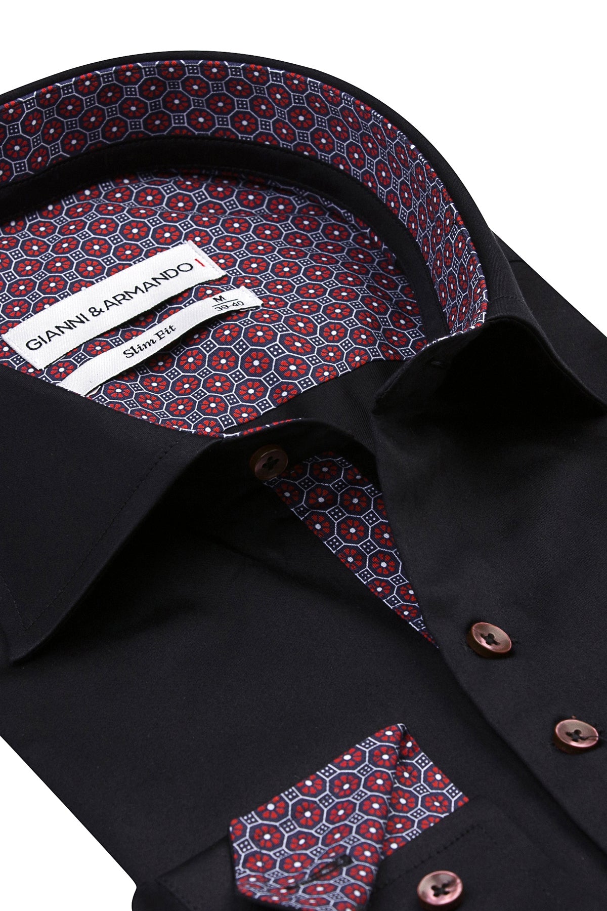 Langarmdetail eines Slim Fit Freizeithemds – samtiger Stoff