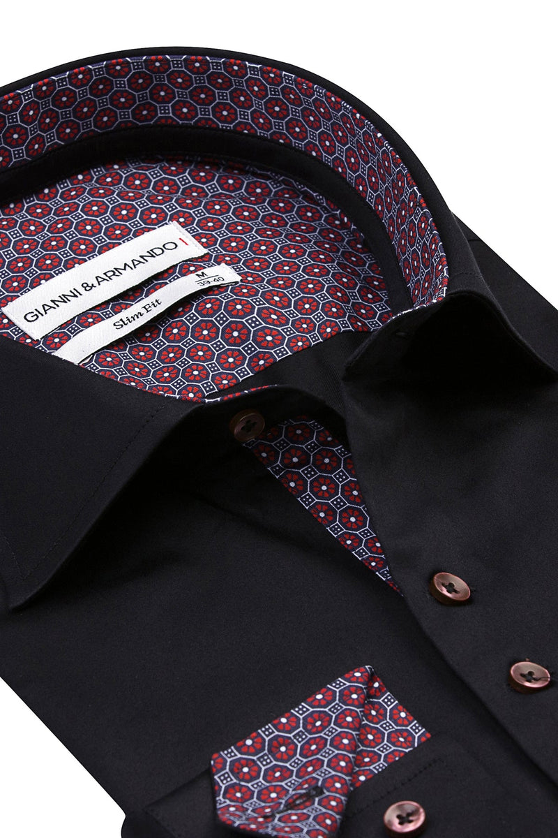 Langarmdetail eines Slim Fit Freizeithemds – samtiger Stoff
