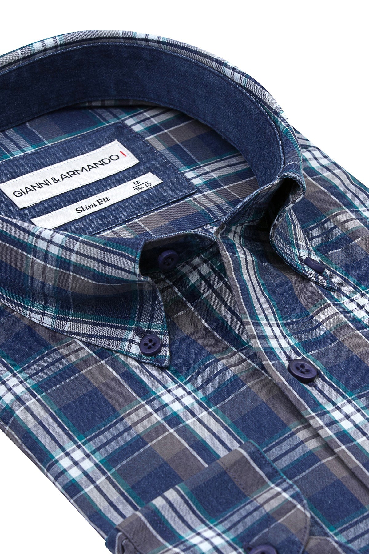 Seitlicher Blick auf das Slim Fit Karohemden, betont die schlanke Passform