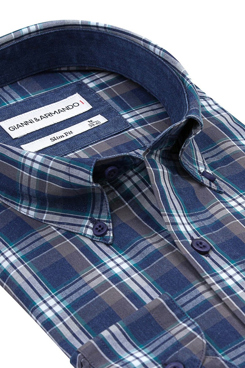 Seitlicher Blick auf das Slim Fit Karohemden, betont die schlanke Passform