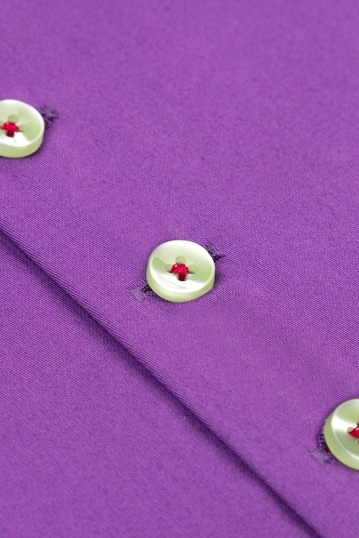 Homme au bureau portant la chemise Slim Fit violette, décontracté et professionnel