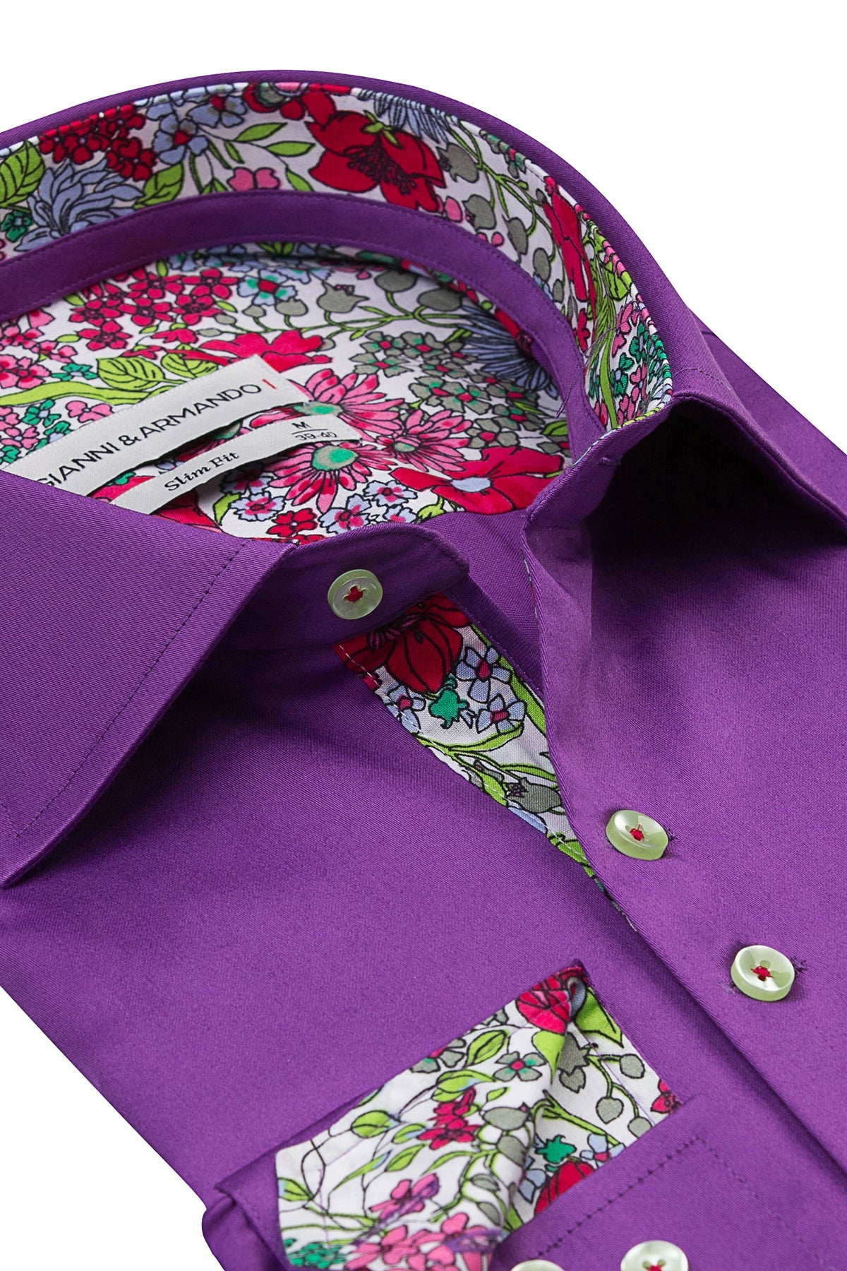 Gros plan sur la structure de coton satiné de la chemise violette