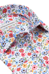Seitliche Ansicht des Slim Fit Hemds mit Blumenmuster, betont die Passform