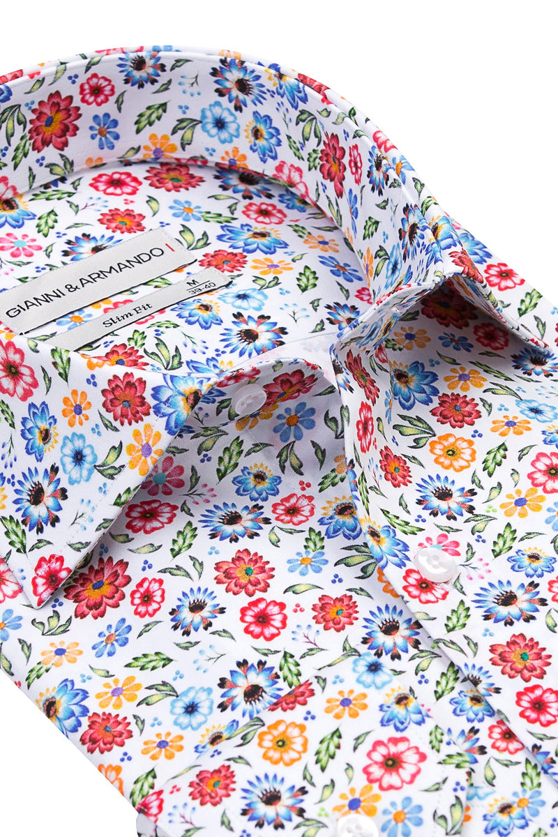 Seitliche Ansicht des Slim Fit Hemds mit Blumenmuster, betont die Passform
