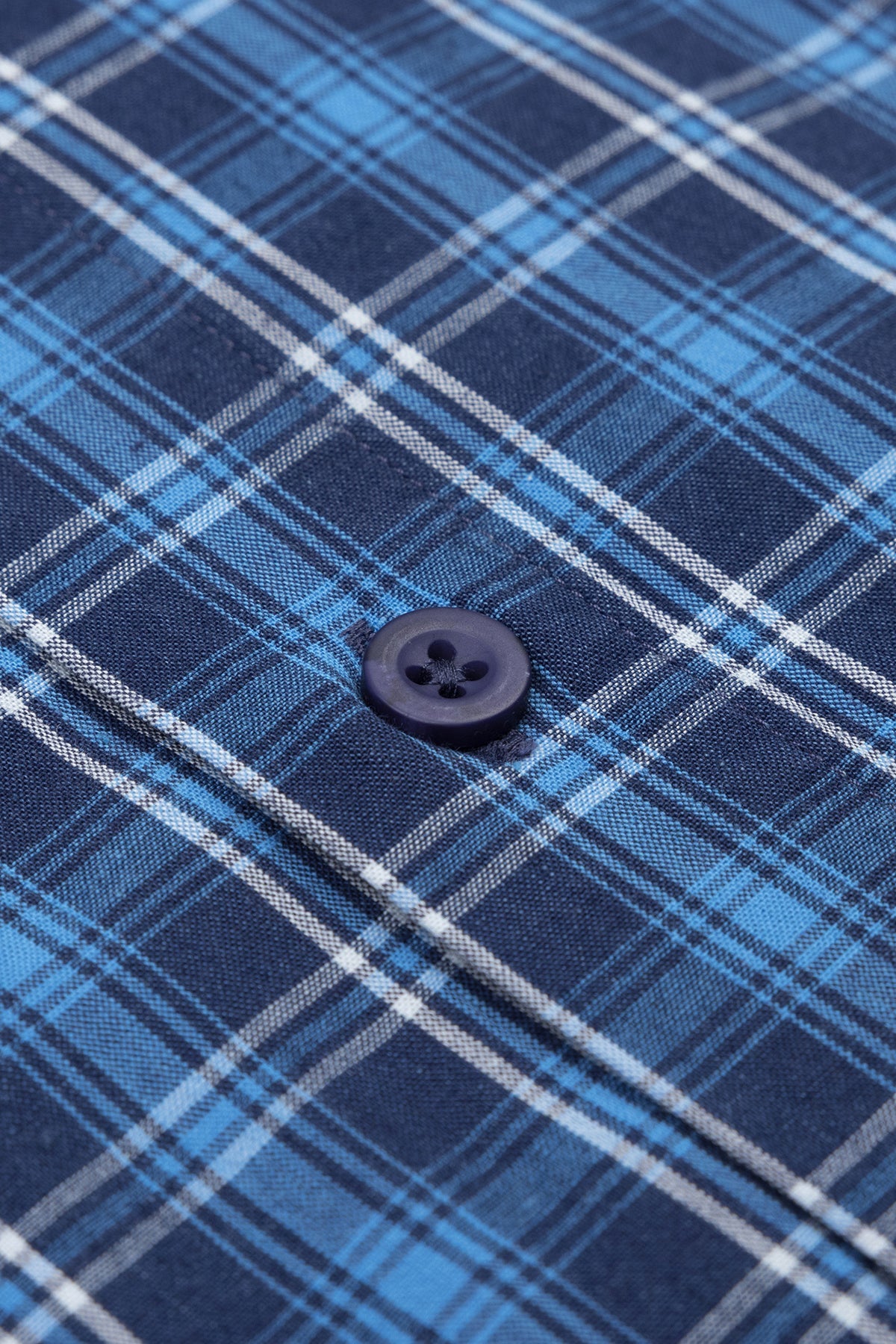 Model trägt das Slim Fit Karohemden, zeigt die schlanke Passform und den langen Ärmel