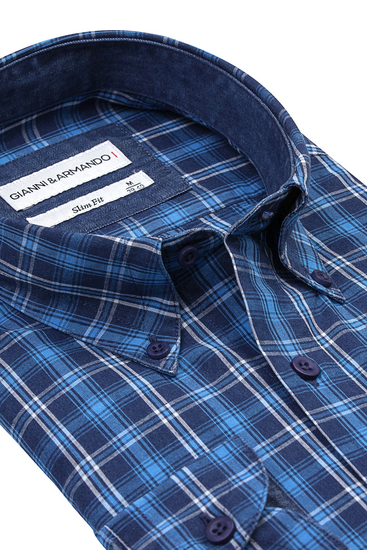Detailaufnahme des Karomusters und der feinen Nähstruktur des Slim Fit Hemdes