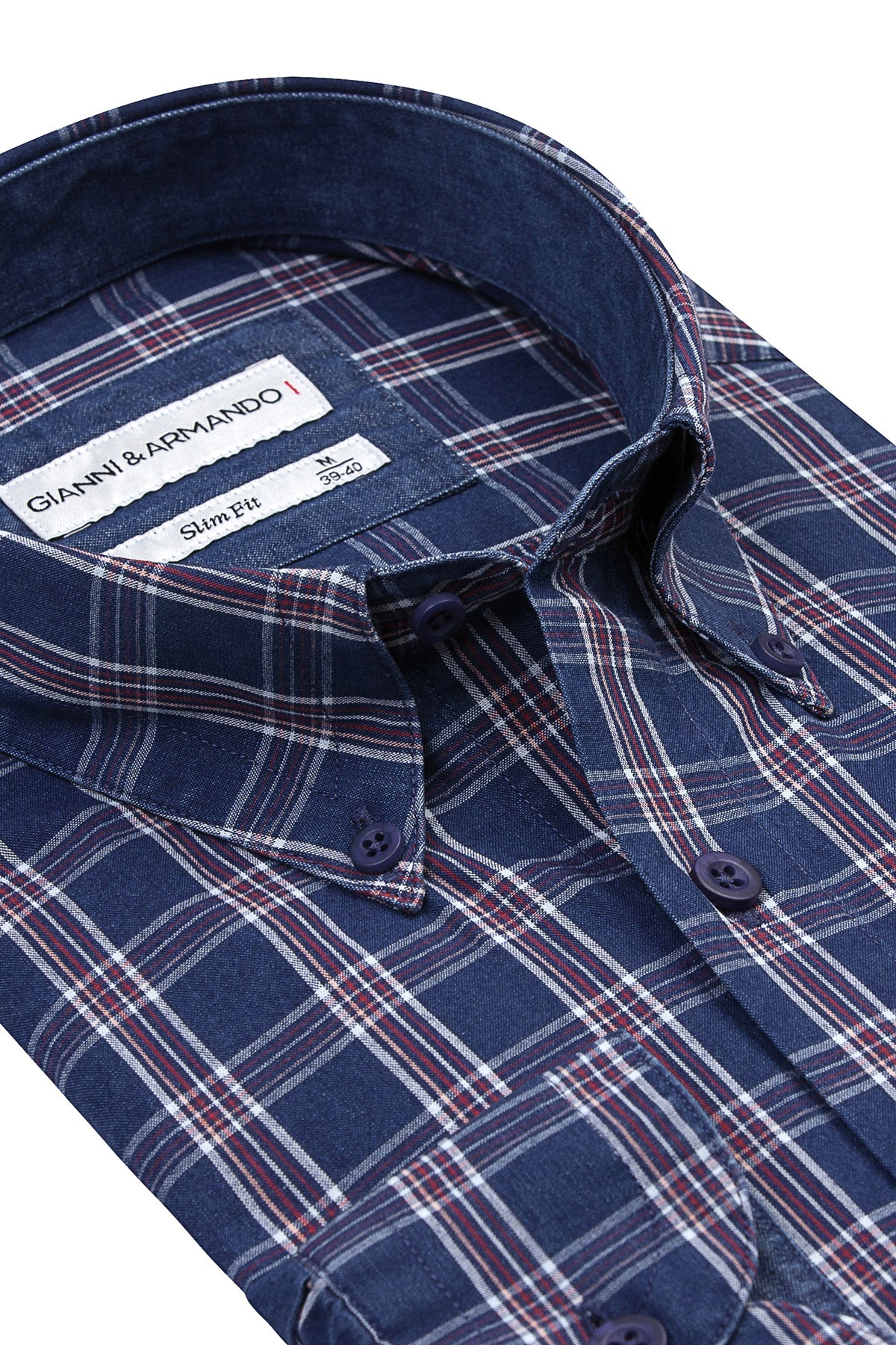 Karohemd im Alltag: Slim Fit mit Kent-Kragen, getragen an einem eleganten Arbeitsplatz