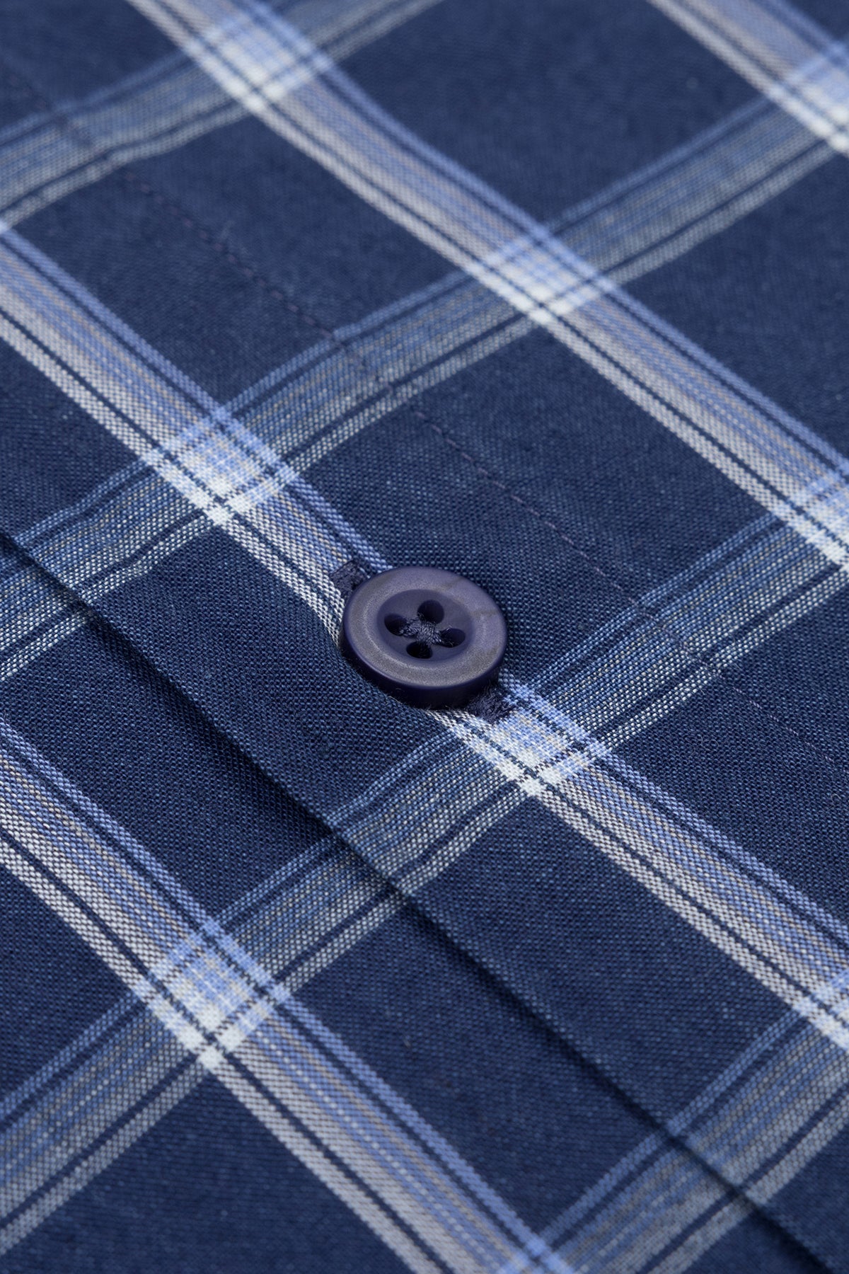 Slim Fit Button-Down Karohemd getragen – Rückenansicht mit klaren Linien