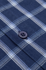 Slim Fit Button-Down Karohemd getragen – Rückenansicht mit klaren Linien