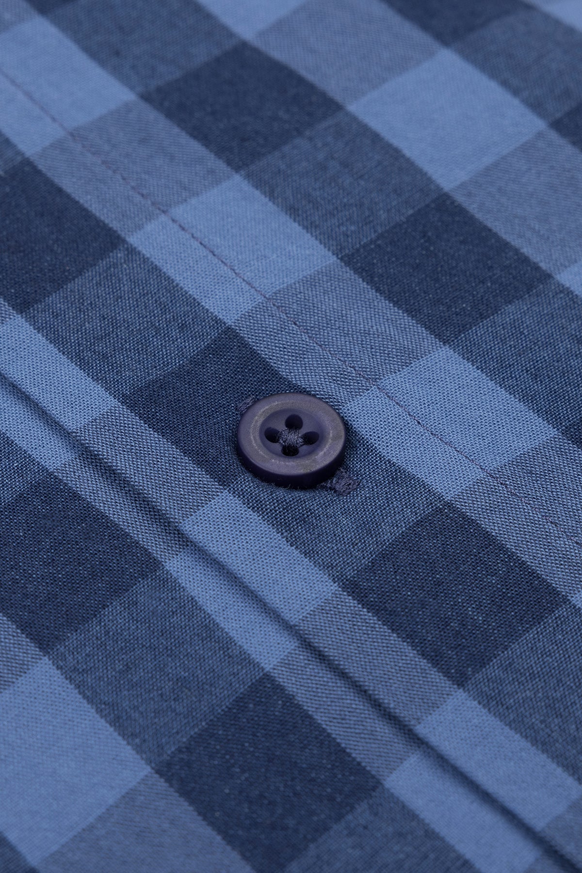 Slim Fit Karohemden getragen von Modell, zeigt Passform und langärmliges Design