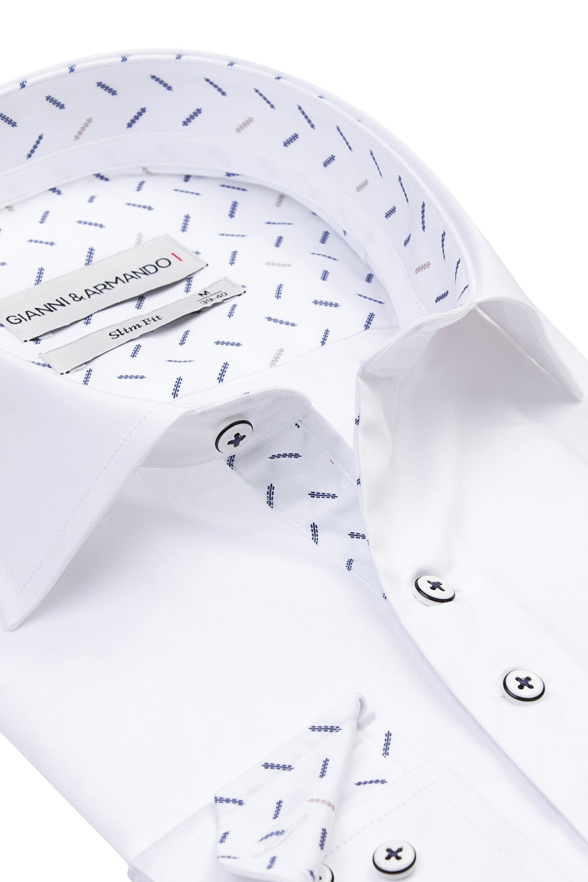 Mann trägt ein Slim Fit Freizeithemd in Weiß in urbanem Umfeld