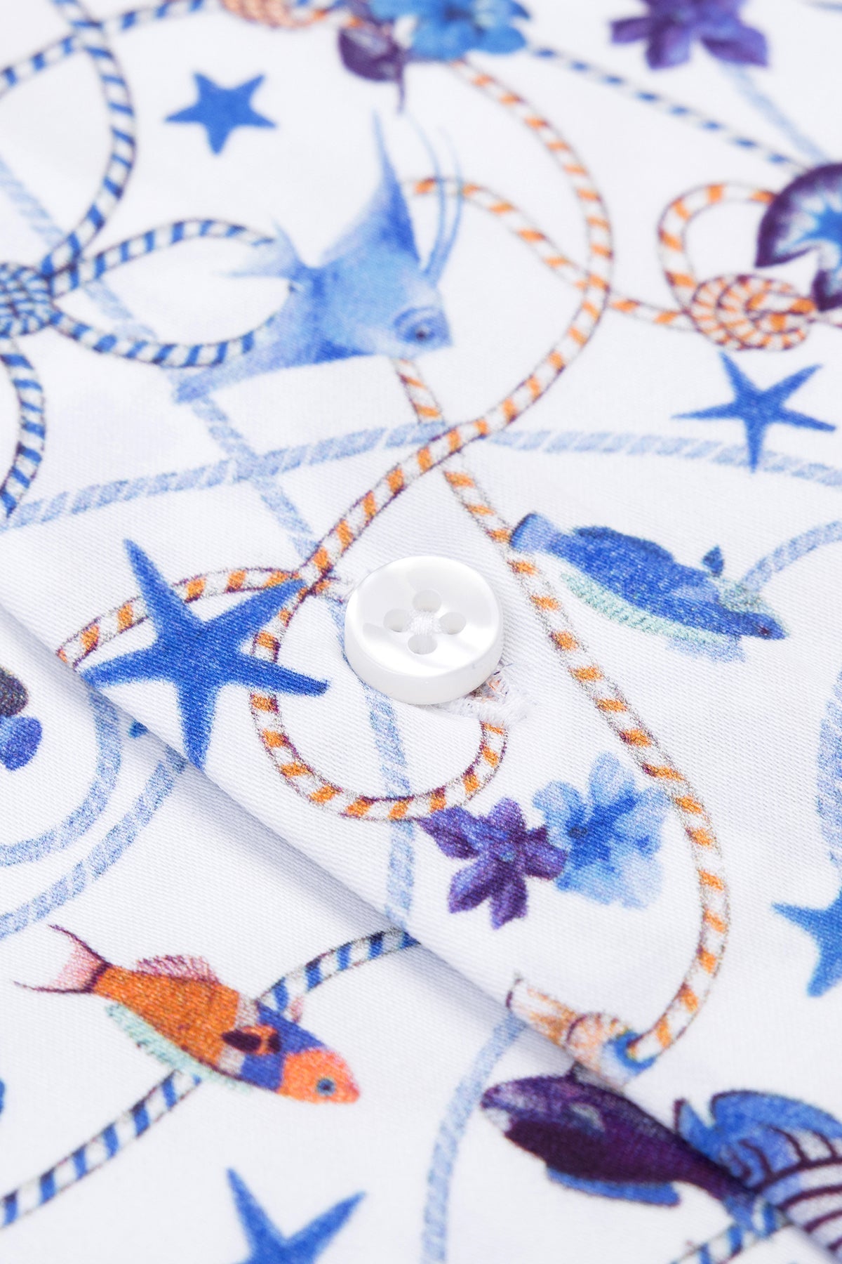 Rückansicht des Slim Fit Hemdes, zeigt die nahtlose Verarbeitung und das Blumenmuster