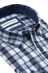 Detailaufnahme des Karo-Musters und des Kent-Kragens im Slim Fit Hemd.